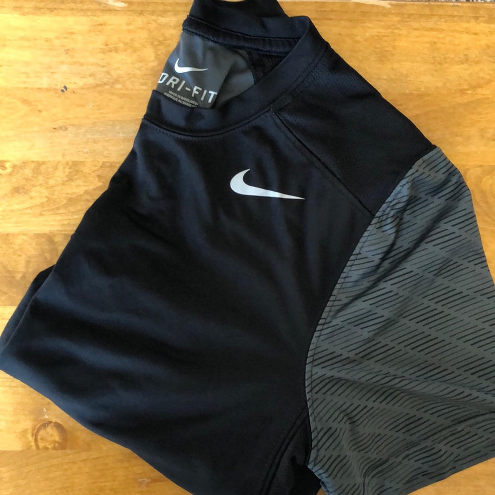 *[Nike]* top